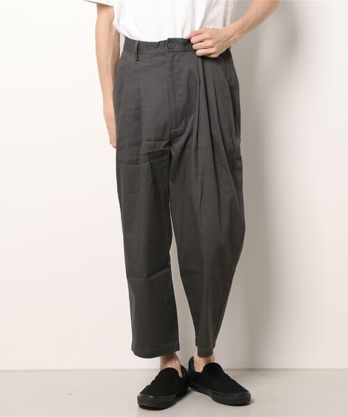 JUGLANS(ユグランス)の「【Revo.】縦スラブストレッチツイル2タックワイドテーパードパンツ(その他パンツ・メンズ・チャコール/カーキ/ブラック/アイボリー・M/L)」の1枚目の写真