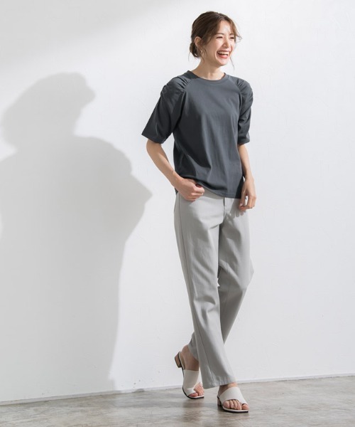 Pierrot(ピエロ)の「Steady 8月号掲載アイテム 汗ジミ防止シャーリングデザインTシャツ(Tシャツ/カットソー・レディース・オレンジ/チャコール/モカ/グレイッシュベージュ/グリーン系その他・L/M)」の12枚目の写真