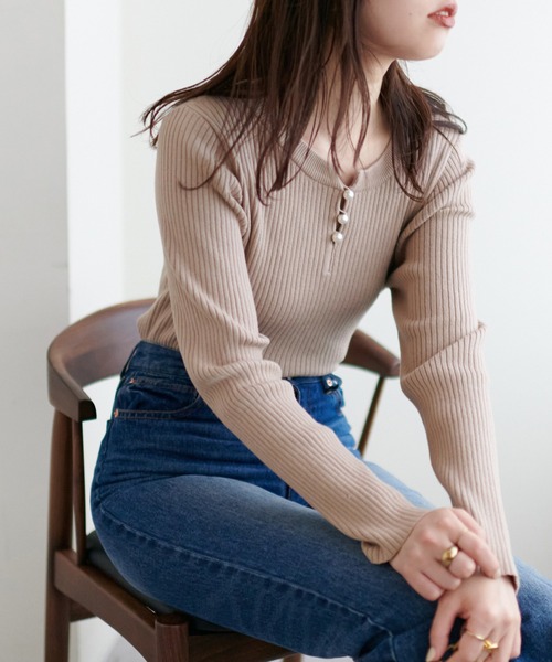 natural couture(ナチュラルクチュール)の「WEB限定カラー有り/パール付き2WAYリブニット(ニット/セーター)」|ベージュ