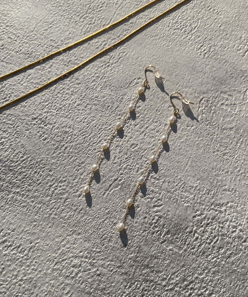 a.v.v(アーヴェヴェ)の「パール調ロングピアス(ピアス(両耳用)・レディース・ゴールド/シルバー・38)」の1枚目の写真