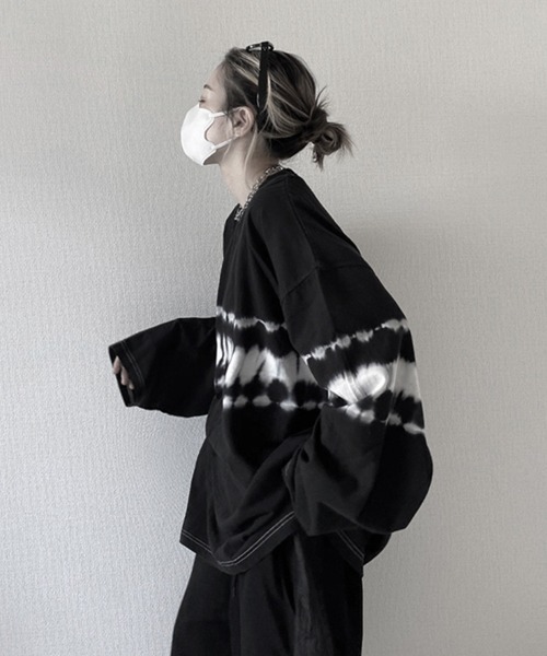 YACA（ヤーカ）の「Tie dye big silhouette shirt/タイダイビッグシルエットシャツ【unisex item】（Tシャツ/カットソー・レディース・ブラック/グレー・FREE）」の2枚目の写真