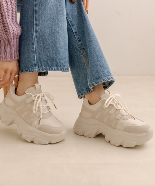 OLIVE des OLIVE(オリーブデオリーブ)の「ホワイト厚底スニーカー(スニーカー・レディース・ホワイト/オフホワイト・SMALL/MEDIUM/LARGE/X-LARGE)」の2枚目の写真