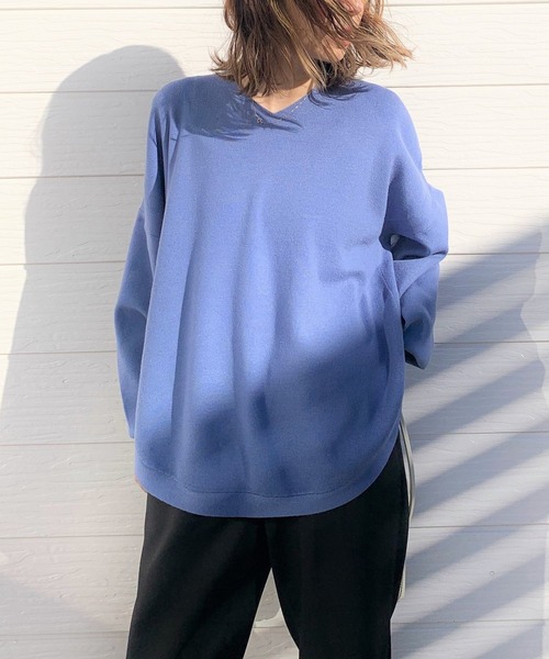 Q(キュー)の「やわもちラウンドヘムニット(ニット/セーター・レディース・ブルー/アイボリー/スモークピンク・MEDIUM)」の1枚目の写真