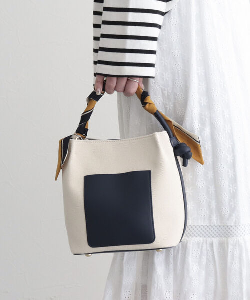 fredy emue（フレディエミュ）の「キャンバス×合皮ワンハンドルバッグ（トートバッグ・レディース・ネイビー/キャメル・FREE）」の3枚目の写真