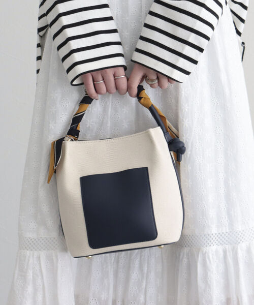 fredy emue（フレディエミュ）の「キャンバス×合皮ワンハンドルバッグ（トートバッグ・レディース・ネイビー/キャメル・FREE）」の4枚目の写真