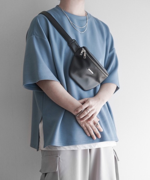 DEVICE（デバイス）の「【WEARISTA いつき×DEVICE コラボ】Rename ミニプレート フェイクレザー ウエストバッグ/ボディバッグ ショルダーバッグ（ボディバッグ/ウエストポーチ・メンズ・ブラック・FREE）」の2枚目の写真