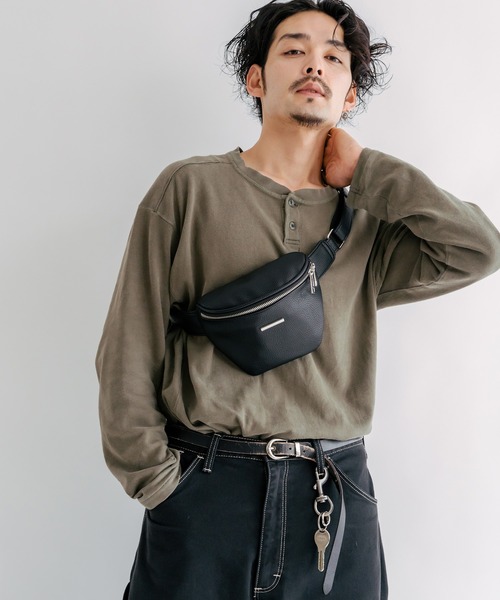 DEVICE（デバイス）の「【WEARISTA いつき×DEVICE コラボ】Rename ミニプレート フェイクレザー ウエストバッグ/ボディバッグ ショルダーバッグ（ボディバッグ/ウエストポーチ・メンズ・ブラック・FREE）」の8枚目の写真