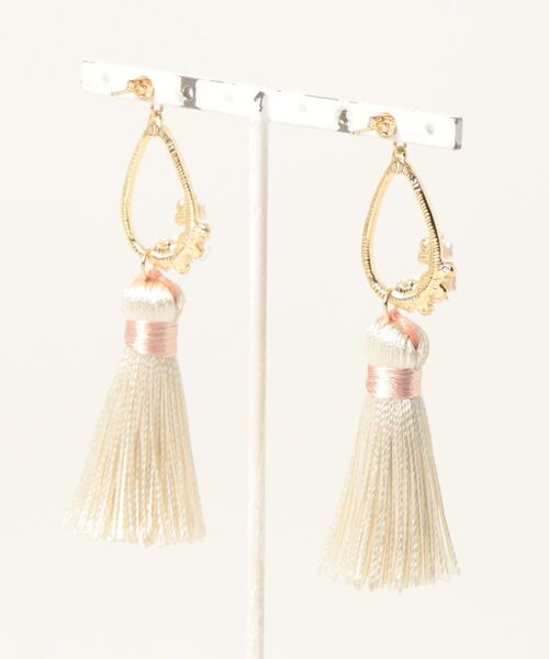 tone(トーン)の「【Astyle】小花タッセルピアス(MA)(ピアス(両耳用)・レディース・ベージュ・FREE)」の5枚目の写真