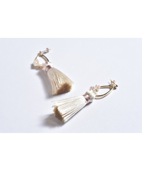 tone(トーン)の「【Astyle】小花タッセルピアス(MA)(ピアス(両耳用)・レディース・ベージュ・FREE)」の1枚目の写真