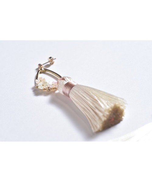 tone(トーン)の「【Astyle】小花タッセルピアス(MA)(ピアス(両耳用)・レディース・ベージュ・FREE)」の2枚目の写真