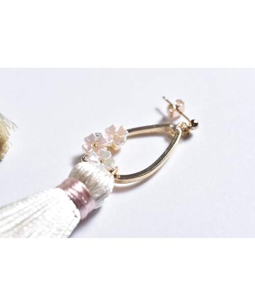 tone(トーン)の「【Astyle】小花タッセルピアス(MA)(ピアス(両耳用)・レディース・ベージュ・FREE)」の4枚目の写真