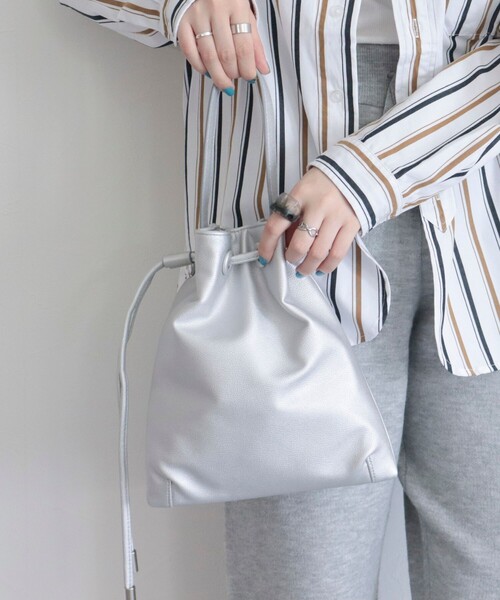 fredy emue（フレディエミュ）の「ドロストミニショルダーバッグ（ショルダーバッグ・レディース・ブラック系その他4/シルバー・FREE）」の4枚目の写真