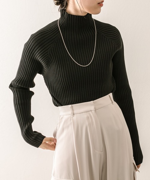 mystic(ミスティック)の「サイドスリットハイネックリブニット(ニット/セーター・レディース・グリーン/チャコールグレー/アイボリー/ベージュ/ブルー/ブラック・FREE)」の10枚目の写真