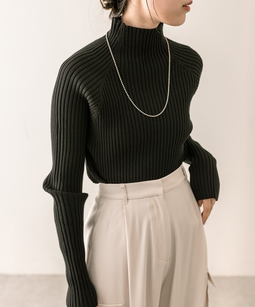 mystic(ミスティック)の「サイドスリットハイネックリブニット(ニット/セーター・レディース・グリーン/チャコールグレー/アイボリー/ベージュ/ブルー/ブラック・FREE)」の11枚目の写真