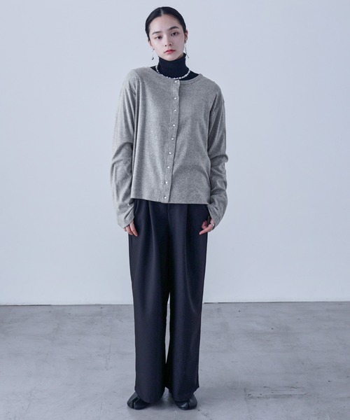 Fashion Letter（ファッションレター）の「【M-5L】パールボタンクルーネックカーデ（カーディガン/ボレロ・レディース・カーキ/ブラック/杢グレー/バーガンディー/チャコール・M～Ｌ/4L～5L/LL～3L）」の6枚目の写真