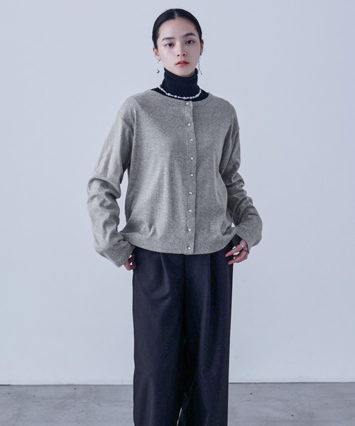 Fashion Letter（ファッションレター）の「【M-5L】パールボタンクルーネックカーデ（カーディガン/ボレロ・レディース・カーキ/ブラック/杢グレー/バーガンディー/チャコール・M～Ｌ/4L～5L/LL～3L）」の9枚目の写真