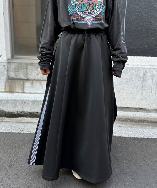 mi via loca（ミヴィアロカ）の「サイドラインジャージフレアスカート（スカート・レディース・グレー/チャコールグレー/ブラック・FREE）」の4枚目の写真
