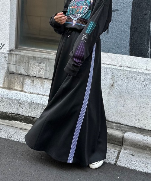 mi via loca（ミヴィアロカ）の「サイドラインジャージフレアスカート