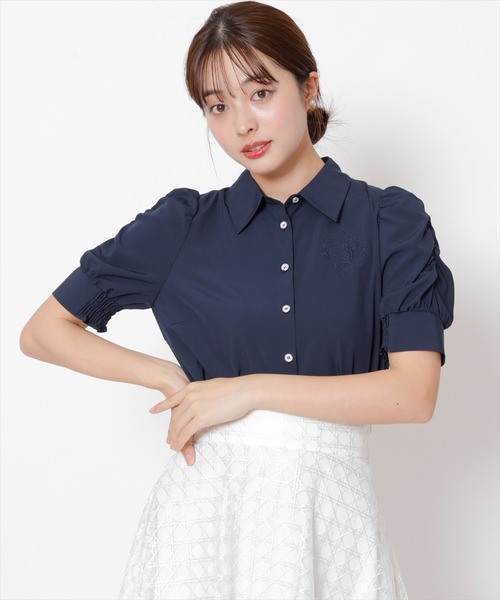 SWINGLE（スウィングル）の「エンブロイダリーイニシャルブラウス（シャツ/ブラウス・レディース・オフホワイト/ネイビー/パープル系その他4・FREE）」の2枚目の写真