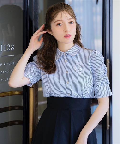 SWINGLE（スウィングル）の「エンブロイダリーイニシャルブラウス（シャツ/ブラウス・レディース・オフホワイト/ネイビー/パープル系その他4・FREE）」の3枚目の写真