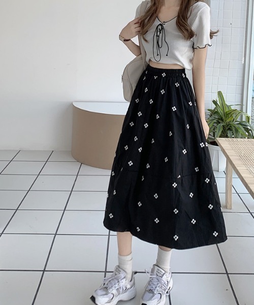 gossip!ロサンゼルス(ゴシップロサンゼルス)の「小花柄ナチュラルミディスカート(スカート・レディース・ホワイト/ブラック・FREE)」の2枚目の写真