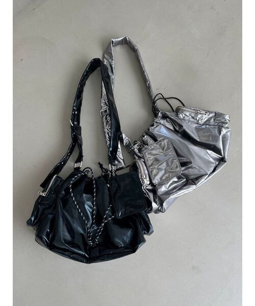 EMODA（エモダ）の「ナイロンギャザーショルダーバッグ（ハンドバッグ・レディース・ブラック/シルバー・FREE）」の4枚目の写真