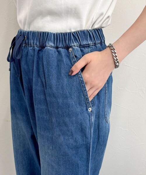 fredy emue（フレディエミュ）の「ライトオンスデニムイージーパンツ（デニムパンツ・レディース・サックスブルー/ネイビー・38/36）」の4枚目の写真