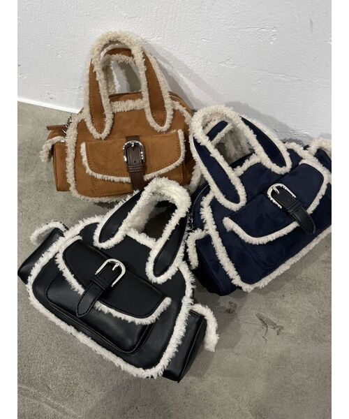 EMODA（エモダ）の「バックルフェイクムートンバッグ（ハンドバッグ・レディース・ベージュ/ネイビー/ブラック・FREE）」の4枚目の写真