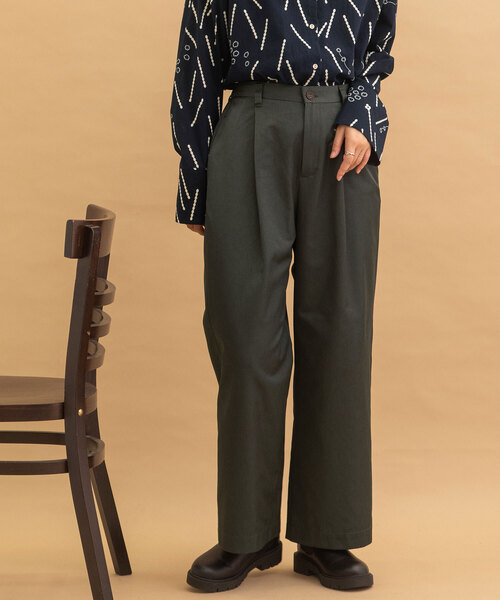 POU DOU DOU（プードゥドゥ）の「タックストレートパンツ（スラックス・レディース・ダークグレー/モカ/キナリ・M）」の2枚目の写真