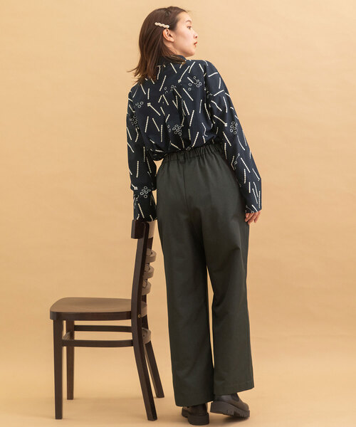 POU DOU DOU（プードゥドゥ）の「タックストレートパンツ（スラックス・レディース・ダークグレー/モカ/キナリ・M）」の17枚目の写真