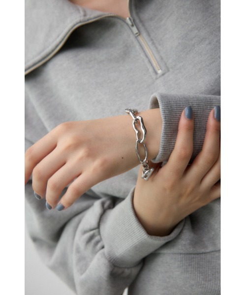 AZUL by moussy(アズールバイマウジー)の「ニュアンスシェイプドチェーンブレスレット(ブレスレット・レディース・ゴールド系その他/シルバー・FREE)」の3枚目の写真