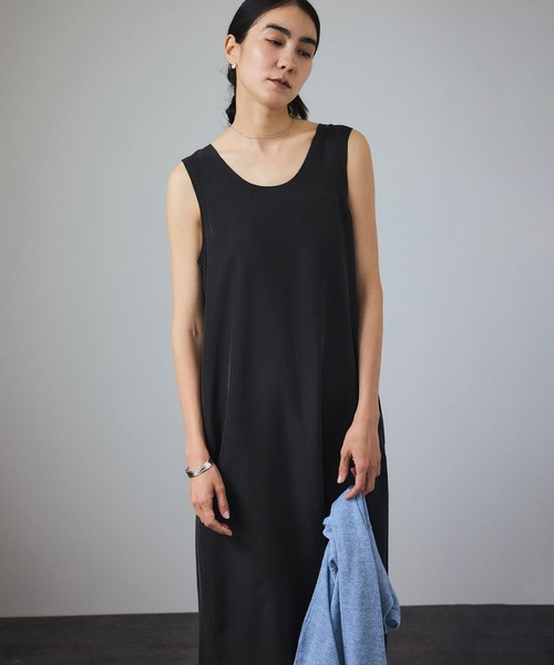 SALON adam et rope'（サロン アダム エ ロペ）の「[25SS]GENTLE SILKノースリーブワンピース【セットアップ対応】（ワンピース・レディース・ブラック/ベージュ/ブルー・FREE）」の14枚目の写真