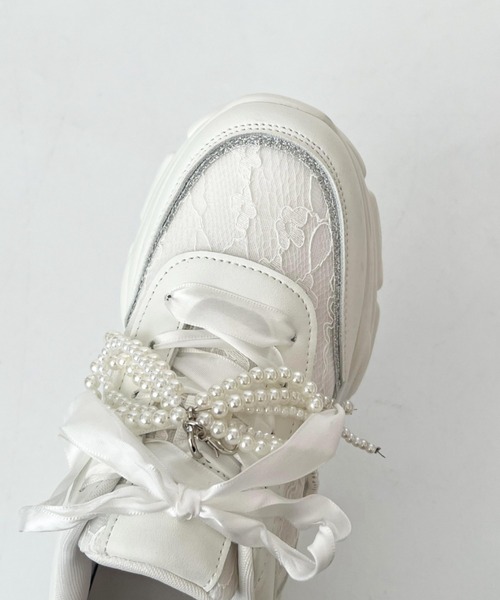 Shoes in Closet（シューズインクローゼット）の「【再入荷】+6.5㎝ 軽量 厚底 2WAY パールリボン レース ボリューム スニーカー 2678（スニーカー・レディース・ホワイト/ブラック・M/S/LL/L）」の3枚目の写真