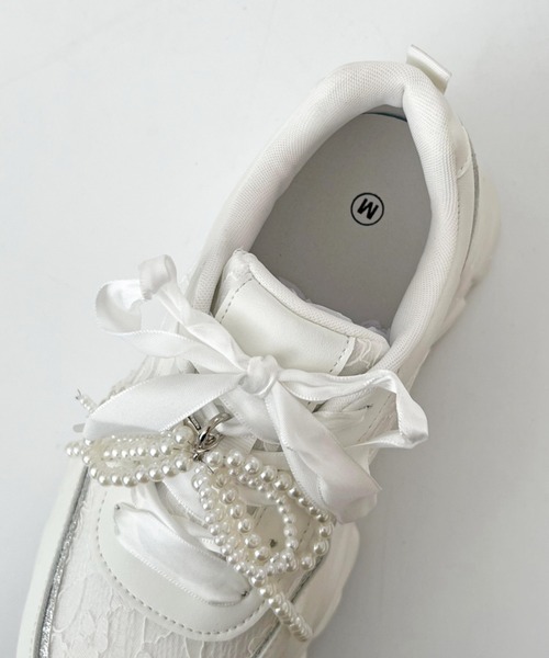 Shoes in Closet（シューズインクローゼット）の「【再入荷】+6.5㎝ 軽量 厚底 2WAY パールリボン レース ボリューム スニーカー 2678（スニーカー・レディース・ホワイト/ブラック・M/S/LL/L）」の4枚目の写真