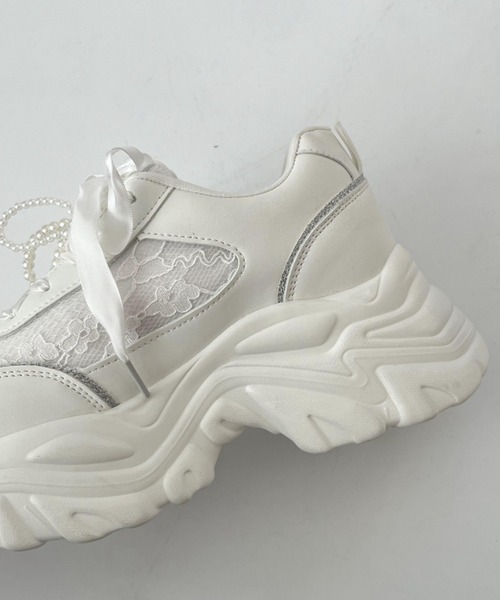 Shoes in Closet（シューズインクローゼット）の「【再入荷】+6.5㎝ 軽量 厚底 2WAY パールリボン レース ボリューム スニーカー 2678（スニーカー・レディース・ホワイト/ブラック・M/S/LL/L）」の5枚目の写真
