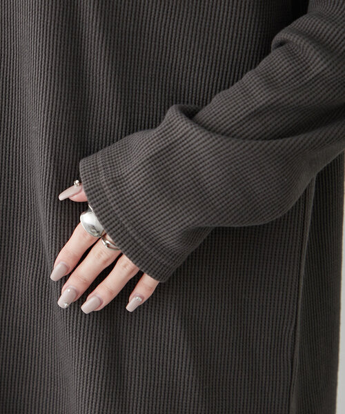 NUNIFE（ユニフィー）の「【UNISEX】サーマルロゴプルオーバー（Tシャツ/カットソー・レディース・スミクロ/オフホワイト/グレー・FREE）」の9枚目の写真