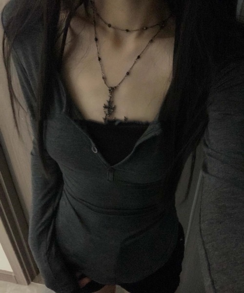 lilful(リルフル)の「【スタイルアップ効果抜群!】【カップ付きインナーキャミセットアイテム】コンパクト ラウンドデザイン ヘンリーネック レイヤードトップス(Tシャツ/カットソー・レディース・ホワイト/ブラック/チャコール/グレー・F)」の4枚目の写真