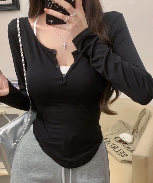 lilful(リルフル)の「【スタイルアップ効果抜群!】【カップ付きインナーキャミセットアイテム】コンパクト ラウンドデザイン ヘンリーネック レイヤードトップス(Tシャツ/カットソー・レディース・ホワイト/ブラック/チャコール/グレー・F)」の9枚目の写真