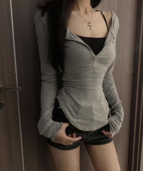 lilful(リルフル)の「【スタイルアップ効果抜群!】【カップ付きインナーキャミセットアイテム】コンパクト ラウンドデザイン ヘンリーネック レイヤードトップス(Tシャツ/カットソー・レディース・ホワイト/ブラック/チャコール/グレー・F)」の11枚目の写真