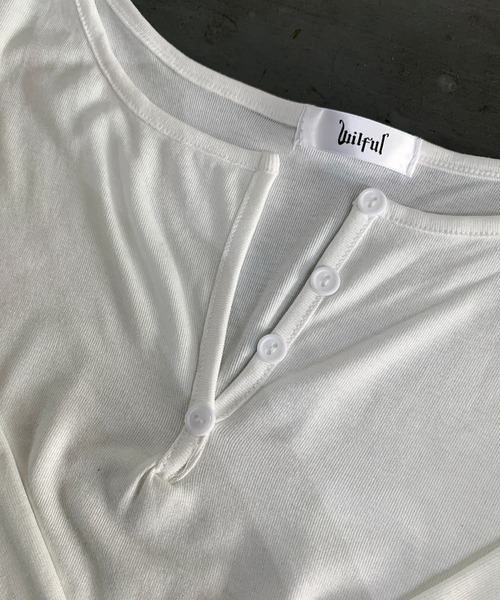 lilful(リルフル)の「【スタイルアップ効果抜群!】【カップ付きインナーキャミセットアイテム】コンパクト ラウンドデザイン ヘンリーネック レイヤードトップス(Tシャツ/カットソー・レディース・ホワイト/ブラック/チャコール/グレー・F)」の19枚目の写真