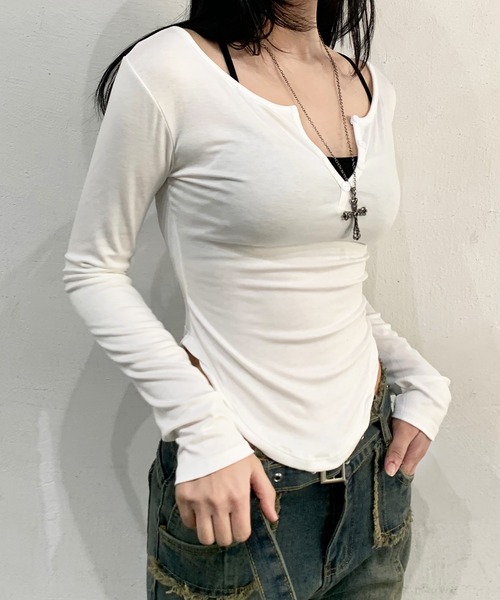 lilful(リルフル)の「【スタイルアップ効果抜群!】【カップ付きインナーキャミセットアイテム】コンパクト ラウンドデザイン ヘンリーネック レイヤードトップス(Tシャツ/カットソー・レディース・ホワイト/ブラック/チャコール/グレー・F)」の14枚目の写真