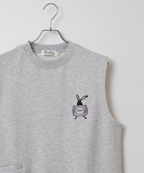 FUNALIVE(ファンアライブ)の「SHABBY テレビマーク刺繍スェットベスト unisex(ベスト・メンズ・グレイッシュベージュ/グレー/ブラック/サックスブルー・S/XL/L/M)」の3枚目の写真