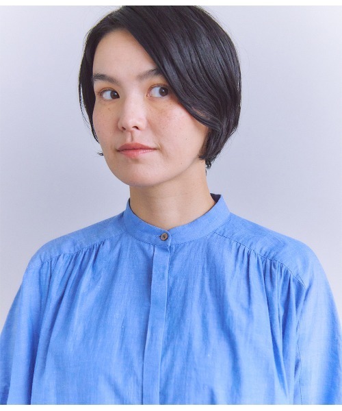 SIPULI（シプリ）の「Slab Yarn Cotton Lawn ピンタックギャザーブラウス（シャツ/ブラウス・レディース・ホワイト/ブルー・2）」の6枚目の写真