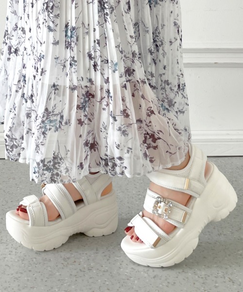 Shoes in Closet(シューズインクローゼット)の「【残りわずか!】+9.0㎝ 超軽量 厚底 ビジューバックル サンダル 5989(サンダル・レディース・ホワイト/アイボリー/ブラック・LL/S/M/L)」の1枚目の写真