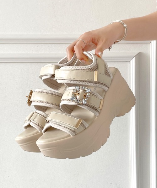 Shoes in Closet(シューズインクローゼット)の「【残りわずか!】+9.0㎝ 超軽量 厚底 ビジューバックル サンダル 5989(サンダル・レディース・ホワイト/アイボリー/ブラック・LL/S/M/L)」の2枚目の写真