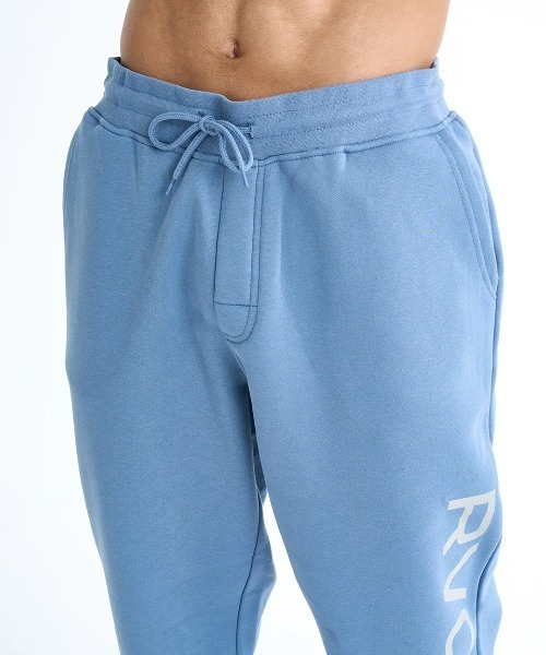RVCA（ルーカ）の「RVCA メンズ BIG RVCA PANT セットアップボトムス 【2025年春夏モデル】/ルーカロゴスウェットパンツ（スウェットパンツ・メンズ・ブルー系その他・X-LARGE/LARGE/MEDIUM/SMALL）」の3枚目の写真