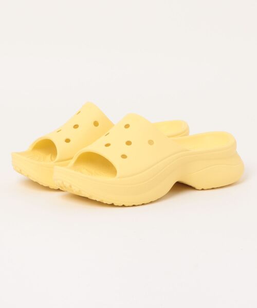 crocs(クロックス)の「クロックス ベイ スライド / crocs Bae Slide(サンダル・レディース・フューシャピンク/レモンイエロー/ブラック/ホワイト・21cm/22cm/23cm/24cm/25cm/26cm)」の3枚目の写真