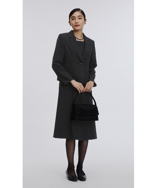 AOYAMA（アオヤマ）の「【ブラックフォーマルアンサンブル】＜2点セット＞テーラードカラージャケット＆前開きワンピース〈大きいサイズあり〉｜喪服・礼服・冠婚葬祭・オケージョン｜セットアップ対応可｜（スーツセット・レディース・ブラック・21号/27号/23号/25号/29号/9号/13号/17号/19号/7号/15号/11号）」の2枚目の写真