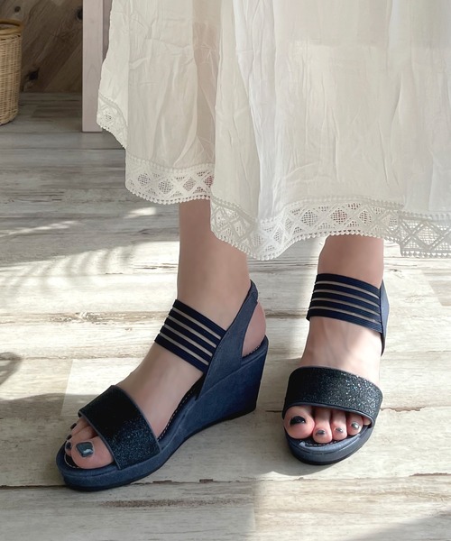 LUGG NAGG（ラグナグ）の「【軽量】伸縮ゴム仕様ラメベルトシアーサンダル（サンダル・レディース・ブラック/ネイビー/ゴールド/アンティークシルバー・LL/L/M/S）」の2枚目の写真