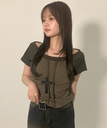.KOM（ドットコム）の「A'GEM/9 × .kom 『.KOM/ドットケーオーエム』Y2Kライクショルダー開きボーダートップス（Tシャツ/カットソー）」